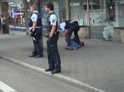 El hombre, de 21 años, fue detenido en el lugar por la policía. AP /