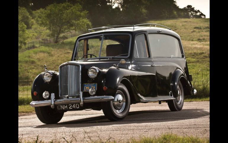 El auto todavía conserva cinco asientos de avión que el músico ordenó instalar en su interior. ESPECIAL / OVERDRIVE