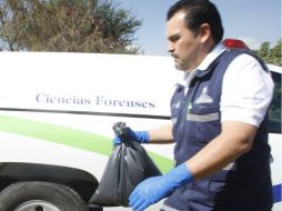 La policía y elementos de la Fiscalía del estado se encargan del levantamiento de los cráneos humanos. EL INFORMADOR / ARCHIVO