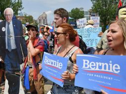 Partidarios de Sanders incluso entonaron el himno de batalla del candidato Donald Trump contra la demócrata. AFP / J. Mitchell