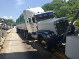 Afortunadamente, la barra de contención ayudó a parar la velocidad del camión. NTX / ESPECIAL