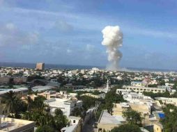 Una gran columna de humo se puede ver en el aeropuerto, donde algunos testigos aseguran que hay víctimas. ESPECIAL /