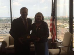 Arely Gómez González se reúne con el dministrador de la DEA, Chuck Rosenberg. TWITTER / @ArelyGomezGlz