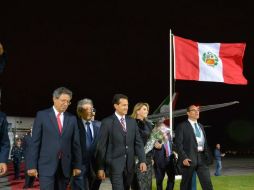 Imagen de la llegada de Peña Nieto a Perú, junto a su esposa Angélica Rivera. TWITTER / @PresidenciaMX
