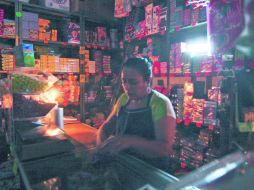 Desde hace tres días, los locatarios del Mercado Lázaro Cárdenas trabajan usando velas y lámparas. EL INFORMADOR / E. Barrera