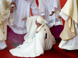 La caída causó instantes de perplejidad entre los fieles y las autoridades locales que estaban ubicadas a pocos metros del Papa. AFP / F. Monteforte
