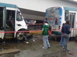 El operador de la ruta 258 y la conductora de la camioneta fueron retenidos para deslindar responsabilidades. ESPECIAL /