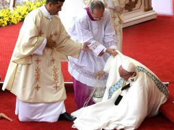 Francisco se disponía a bendecir una cruz cuando de repente se resbaló y cayó. EFE / D. Dal Zennaro