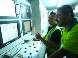 El italiano Flabio Tirabassi levanta el pulgar mientras su compañero peruano, Mario Menéndez, observa datos de la tuneladora. EL INFORMADOR / E. Barrera