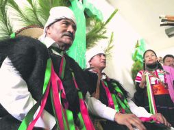 Mateo Gómez, alcalde sustituto de Chamula, rezó frente al templo de San Juan para después trasladarse a la alcaldía. SUN / ARCHIVO