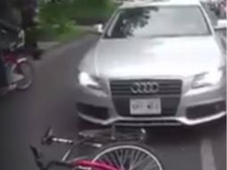 El chofer del auto de lujo ha sido identificado y se encuentra actualmente bajo investigación. FACEBOOK / Liga Peatonal