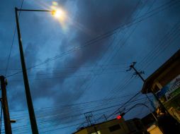 También se intervendrán postes, cableado y circuitos, para que las nuevas unidades LED funcionen completamente. EL INFORMADOR / ARCHIVO