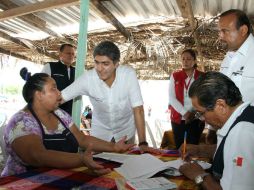 Nemer realizó una gira sorpresa por Ixtapa, Zihuatanejo este viernes. TWITTER / @ErnestoNemer