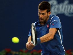 Novak Djokovic regresa una bola al checo Tomas Berdych durante su partido de ayer. AFP / V. Ridley