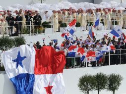 Un grupo de panameños que se encontraban cerca del altar estallaron de alegría agitando banderas. AP / A. Keplicz