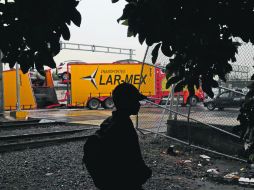 En Avenida Inglaterra y Washingon tapatíos entregan comida para los migrantes. ESPECIAL / J. URRUTIA