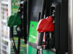 La gasolina Premium alcanza los 14.81 pesos por litro; la Magna se cotiza en 13.98 pesos. NTX / ARCHIVO