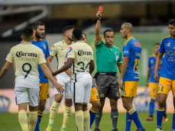 Ibarra vio la roja directa en la recta final del primer tiempo contra los felinos. MEXSPORT / ARCHIVO