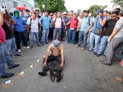 Al policía le cubrieron el rostro con su playera y posteriormente lo entregaron a las autoridades. EFE / R. Arauxo
