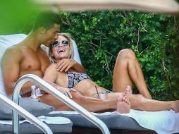 El astro del futbol y la bella rubia disfrutan de un día soleado en la alberca de un prestigioso hotel en Miami. ESPECIAL / TMZ Sports