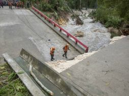 Un puente en Melchor de Mencos colapsó debido a las intensas lluvias. EFE / Conred