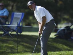 Jerry Kelly, uno de los tres líderes, realiza un tiro en el hoyo ocho durante la primera ronda disputada ayer. AP / B. Horrigan