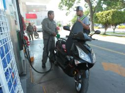 Automovilistas afirman que el gasto en el combustible se incrementó entre 20 y 50 pesos a la semana por el último 'gasolinazo'. EL INFORMADOR / F. Atilano