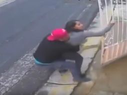 El robo es grabado por cámaras de seguridad en dos diferentes ángulos. YOUTUBE / Bitsenvideo