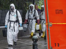 Unidades especializadas preparan los alrededores del ayuntamiento del distrito bruselense de Saint-Josse para su descontaminación. EFE / S. Lecocq