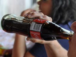 Reduce los alimentos que producen más gas como son los refrescos y la cerveza. EFE / ARCHIVO