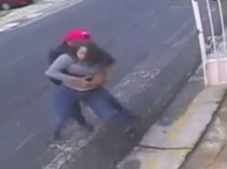 El dos de agosto dos hombres armados robaron su automóvil a una mujer, hechos que fueron registrados por cámaras de seguridad. YOUTUBE / Bitsenvideo