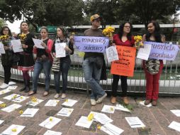 Alrededor de 60 personas exigieron a las autoridades garantizar el derecho a la vida de los colombianos que habitan en México. SUN / A. Acosta