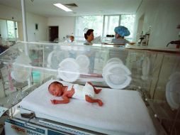 Además de los cuidados en el hospital, los bebés prematuros deben tener contacto con su mamá para aumentar de peso. EL INFORMADOR / ARCHIVO