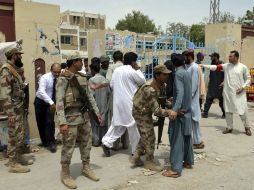 Soldados registran a varias personas que se acercan al hospital afectado. EFE / J. Taraqai