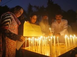 Varios pobladores participaron en una vigilia en la que se encendieron velas para conmemorar a los fallecidos. AP / M. Sajjad