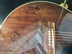 La Ibanez acústica está firmada por la estrella de Barbados y por los miembros de su banda. ESPECIAL / unitedcharity.de