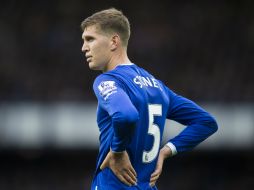 El club dirigido por Pep Guardiola incorpora al zaguero, de 22 años, por seis temporadas. AP / J. Super