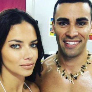Adriana Lima se toma 'selfie' con abanderado de Tonga