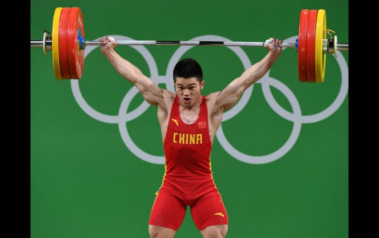 Shi, actual campeón del mundo, levantó 162 kg en arranque y 190 kg en envión. AFP / G. Hin