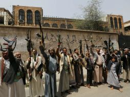 Rebeldes hutíes participan en una manifestación como forma de demostración de fuerzas en Saná. EFE / Y. Arhab