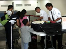 La terminal aérea enlista el impedimento de abordar con cualquier tipo de herramienta. EL INFORMADOR / ARCHIVO