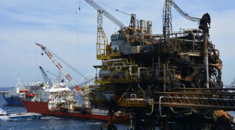 El precio del petróleo ha caído recientemete; el referente internacional, el Brent, cotiza en 44.05 dólares por barril. EFE / ARCHIVO