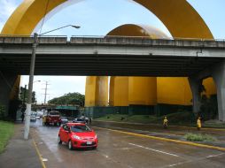 La tormenta matutina de este jueves provocó el cierre temporal del paso a desnivel de los Arcos del Milenio. EL INFORMADOR / R. Tamayo