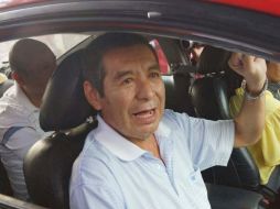 A su salida del penal, Núñez y Villalobos abordan un vehículo rojo conducido por la abogada Edith Santibáñez. SUN /