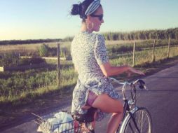 En la imagen, se ve su vestido atorado 'por descuido' con su ropa interior, lo que provoca que quede a aire libre parte de su trasero. INSTAGRAM / katyperry