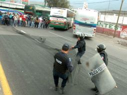 Los  maestros arribaron las casetas de cobro de peaje, donde colgaron una manta con la foto de AMLO. NTX / ARCHIVO
