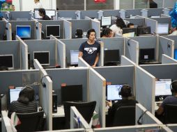 Los espacios de oficina más reducidos o donde compañeros comparten espacios, presenta un gran reto para las empresas. AP / ARCHIVO