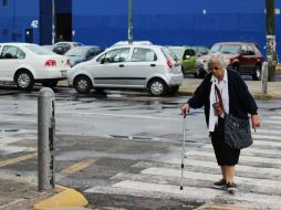 Lo mejor para reducir el riesgo de fracturarse es caminar 30 minutos al día y comer alimentos ricos en calcio. EL INFORMADOR / ARCHIVO