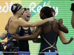 Las nadadoras estadounidenses celebran su triunfo. AP / D. Lovetsky