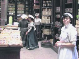 Alegría. La dulce Cristel  invitando a probar las delicias  de la 'Dulcería de la Calle Real'. EL INFORMADOR / P. Fernández Somellera